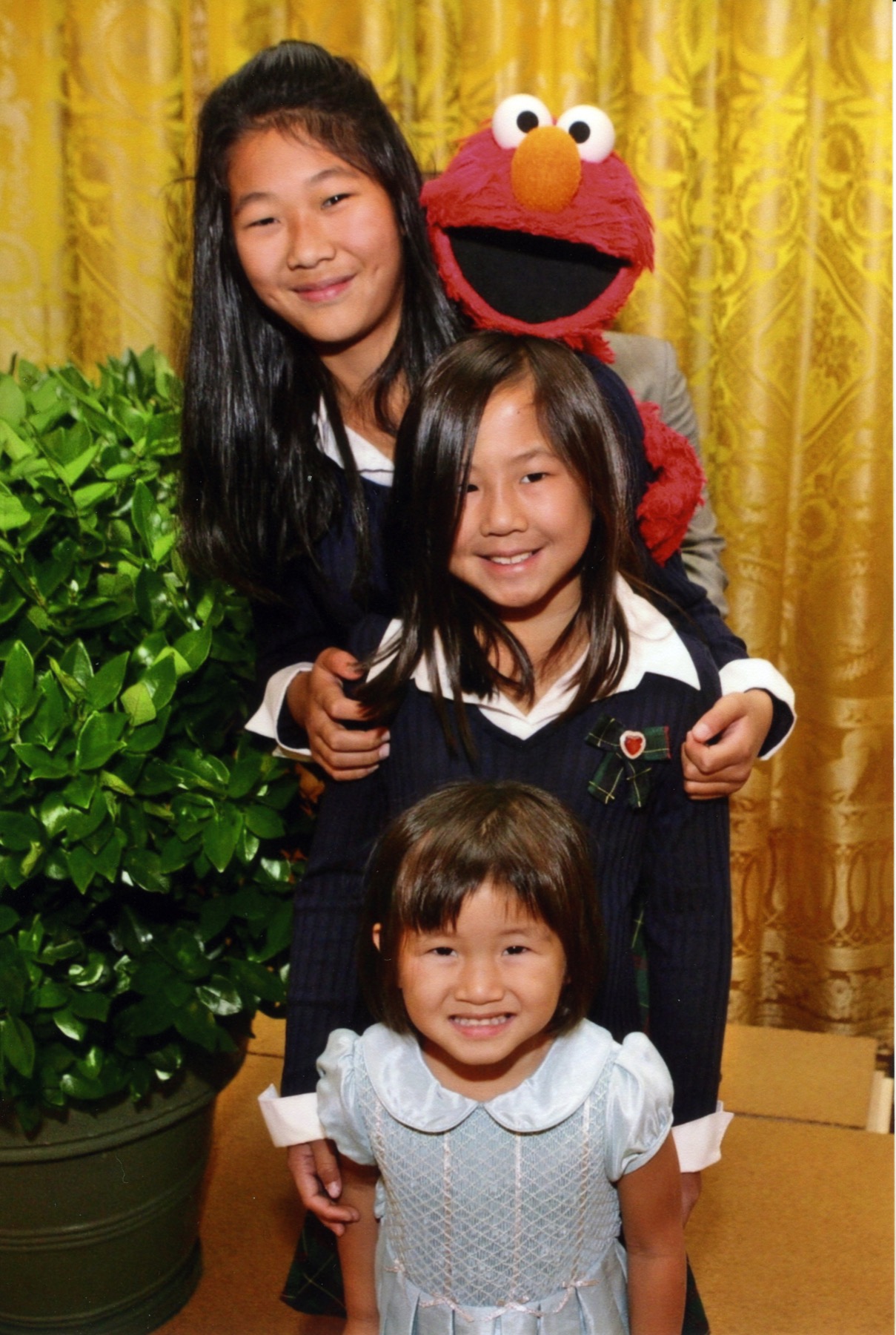 Elmo greeting children at the 2006 White House Book Fair